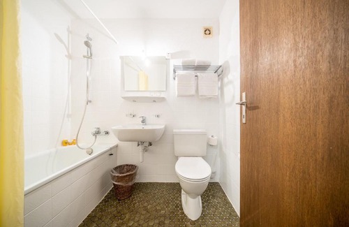 Vulpera Apartamento | 9303 Gemuetliches, zweckmaessig eingerichtetes Studio mit Balkon und Golfplatzblick