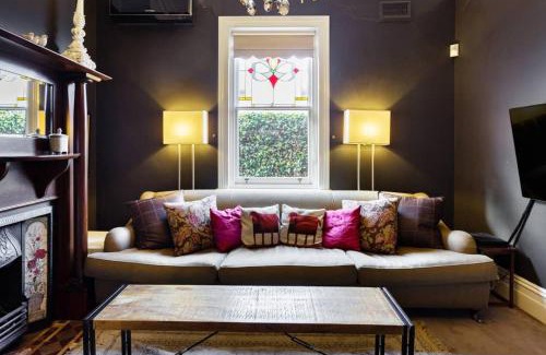 Richmond North Casa | 94 Highett - 5 bedroom, 3 car parks - Luxury House