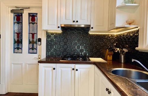 Richmond North Casa | 94 Highett - 5 bedroom, 3 car parks - Luxury House