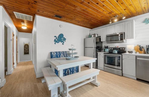 Laguna Beach Estates Casa | $775!! August 8-23! Quiet Laguna Beach! Directly Across Street-30' to Perfect Beach Access #83