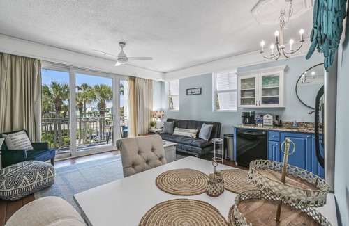 Gulf Place Condominio | 98 Steps to beach! Wifi, expanded Beach, Front private Balcony Totally Renovated
