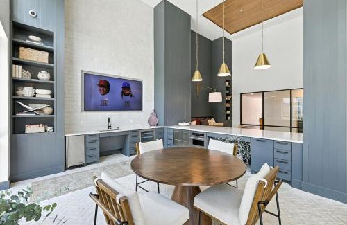 Fort Worth Apartamento | 99 Modern 2B2B Near Stockyards, Resort Pool & Gym, 7M to Dickies Stadium, 15M to AT&T stadium