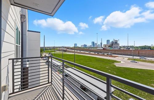 Fort Worth Apartamento | 99 Modern 2B2B Near Stockyards, Resort Pool & Gym, 7M to Dickies Stadium, 15M to AT&T stadium