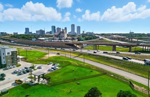 Fort Worth Apartamento | 99 Modern 2B2B Near Stockyards, Resort Pool & Gym, 7M to Dickies Stadium, 15M to AT&T stadium