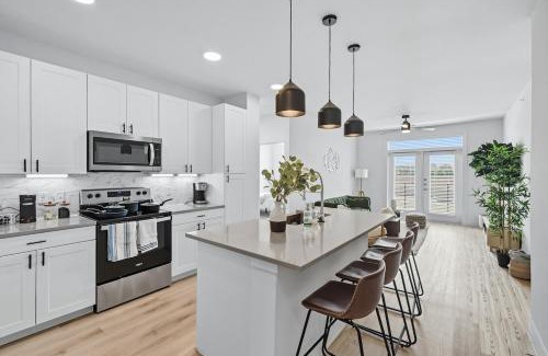 Fort Worth Apartamento | 99 Modern 2B2B Near Stockyards, Resort Pool & Gym, 7M to Dickies Stadium, 15M to AT&T stadium