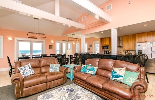 Surf City Casa | 99 Oleander - Lapso de lujo con una piscina privada y una bañera de hidromasaje.