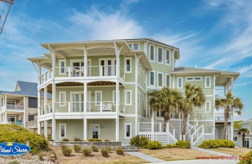Surf City Casa | 99 Oleander - Lapso de lujo con una piscina privada y una bañera de hidromasaje.