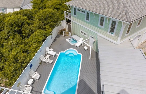 Surf City Casa | 99 Oleander - Lapso de lujo con una piscina privada y una bañera de hidromasaje.