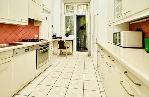 Brigittenau Apartamento | 9BR Apartment for 18P, 12-Min Walk to Augarten