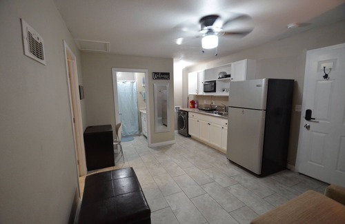 Paradise Valley Apartamento | 9min to the airport washer & dryer, kitchen, outdoor BBQ. Sleeps 4