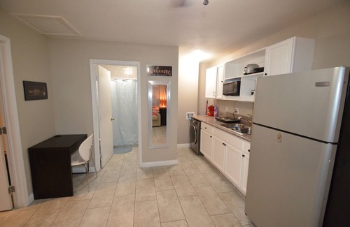 Paradise Valley Apartamento | 9min to the airport washer & dryer, kitchen, outdoor BBQ. Sleeps 4
