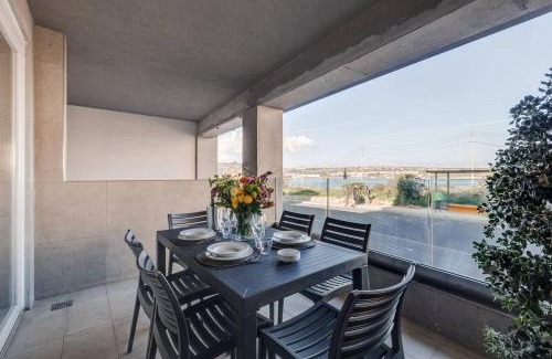 Għadira Apartamento | 9ten11 Seafront By Homely