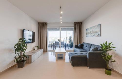 Għadira Apartamento | 9ten11 Seafront By Homely