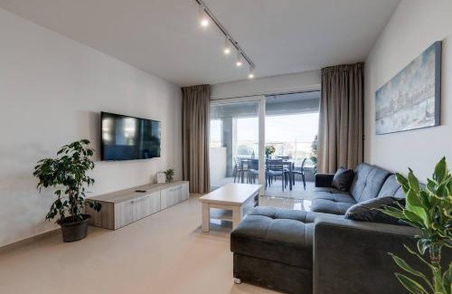 Għadira Apartamento | 9ten11 Seafront By Homely