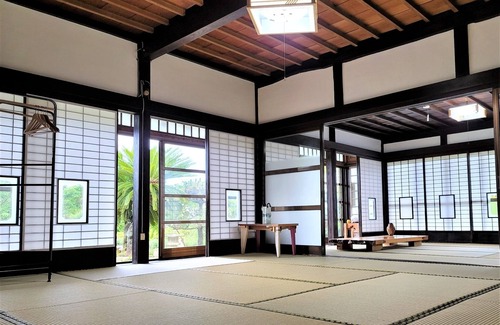 Asahi Casa | A 120yearold folk house and a museum of contempo - KOMINKA Art Museum Villa / Asahi Chiba