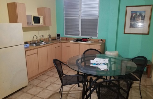 Aguadilla Pueblo Apartamento | Apartamento A-2 Casa de Playa con vista al mar