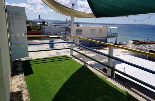 Aguadilla Pueblo Apartamento | Apartamento A-2 Casa de Playa con vista al mar
