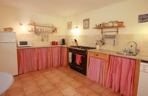 Pensol Casa | Una casa rural de 3 camas para hasta 6 personas, 20 acres de terreno, wifi, junto a un río.