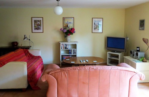 Pensol Casa | Una casa rural de 3 camas para hasta 6 personas, 20 acres de terreno, wifi, junto a un río.