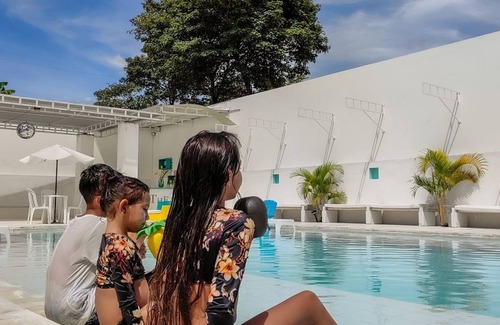 Ricaurte Villa | Villa moderna con Piscina en Ricaurte para 60 personas