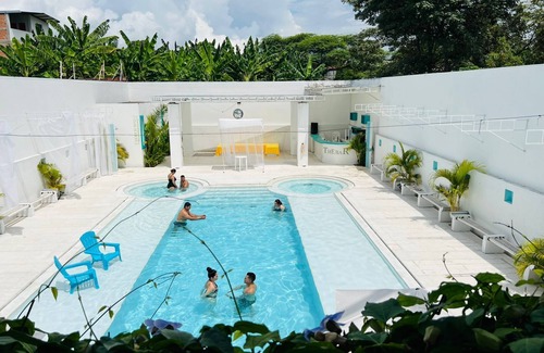 Ricaurte Villa | Villa moderna con Piscina en Ricaurte para 60 personas