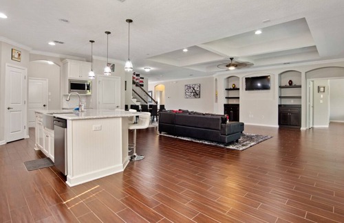 Northside Casa | A 5-bedroom Luxury Home@ water-view backyard