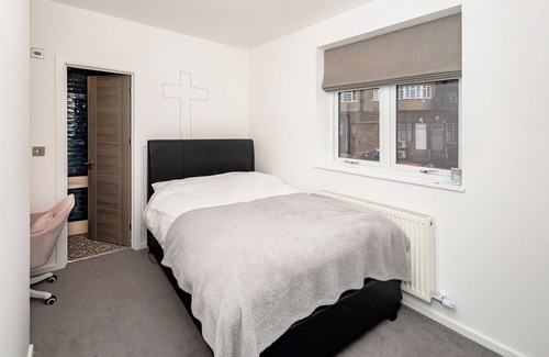 West Hendon Cama Y Desayuno | A 5-minute walk from Hendon Central Station! Cosy room in the heart of London