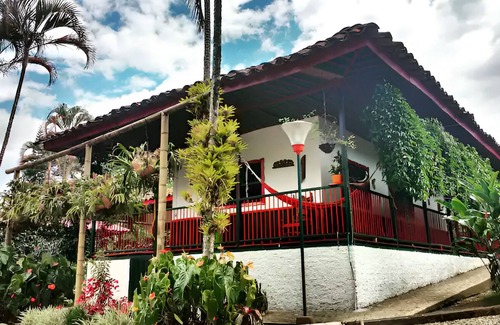 Montenegro Cabaña | A 5 minutos del Parque del Café. Casa tradicional con los mas bellos jardines