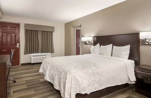 Erie Hotel | A bang for your buck! A short walk from Erie Art Museum! Pets Allowed, Parking!