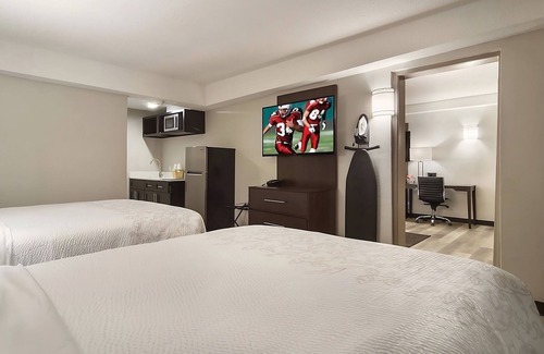 Erie Hotel | A bang for your buck! A short walk from Erie Art Museum! Pets Allowed, Parking!