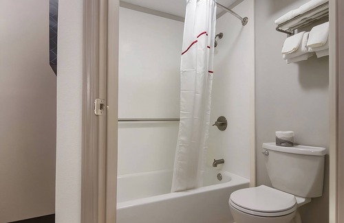 Erie Hotel | A bang for your buck! A short walk from Erie Art Museum! Pets Allowed, Parking!