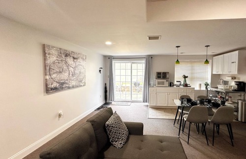 Paoli Apartamento | A basement apartment with private bedroom, full bath, kitchen and entrance.