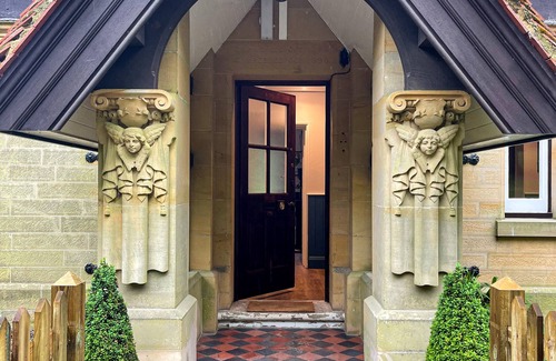Royal Tunbridge Wells Casa | A beautifully renovated 5 Bedroom House with outdoor space and private Garden