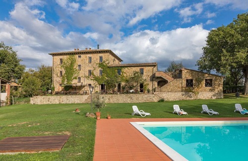 Chiusdino Villa | Preciosa casa de campo de piedra con gran jardín y piscina, ideal para familias con niños.