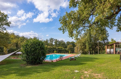 Chiusdino Villa | Preciosa casa de campo de piedra con gran jardín y piscina, ideal para familias con niños.