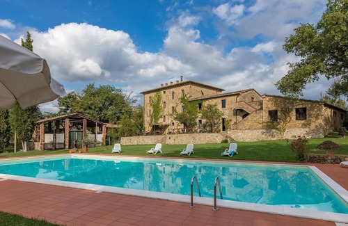 Chiusdino Villa | Preciosa casa de campo de piedra con gran jardín y piscina, ideal para familias con niños.