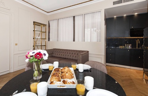 Champs-Elysees Apartamento | A Beautiful 2-BR apartment in the Champs-Elysées