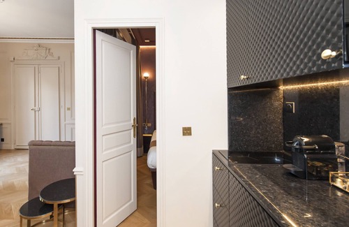 Champs-Elysees Apartamento | A Beautiful 2-BR apartment in the Champs-Elysées