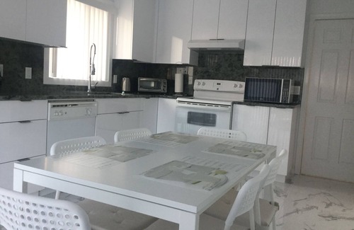 Cote-Saint-Luc Casa | Un hermoso apartamento superior recientemente renovado, luminoso y limpio en Côte St-Luc