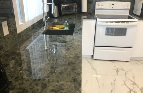 Cote-Saint-Luc Casa | Un hermoso apartamento superior recientemente renovado, luminoso y limpio en Côte St-Luc