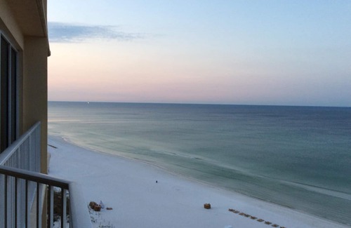 Upper Grand Lagoon Condominio | Un hermoso frente al mar 2BR en Boardwalk-Romanitic Sunset View