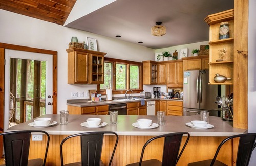 Townsend Cabina | A beautiful, peaceful Smoky Mountain retreat with views. Sleeps 14.