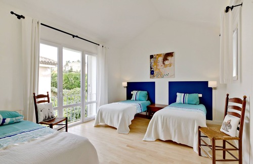 Sotogrande Villa | ¡Una hermosa villa de vacaciones de muy buen gusto en España, una gran piscina y 4 elegantes habitaciones!