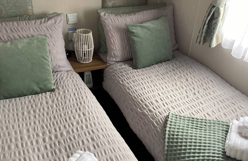 Rhyd-y-foel Cabina | A beautiful romantic weekend away with a hottub under the stars 🌟