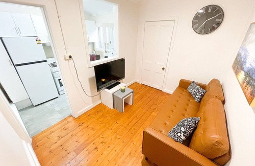 North Melbourne Casa | A Beautiful Terrace House With Parking & Courtyard