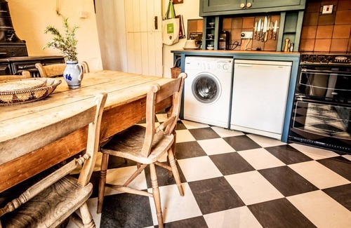 Moylegrove Cabaña | A beautiful traditional cottage, nestled in the countryside..