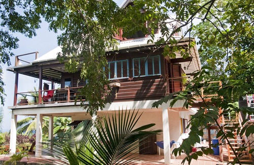 Ragged Point Casa | Una hermosa casa de madera construida entre los árboles con vistas a la costa atlántica.