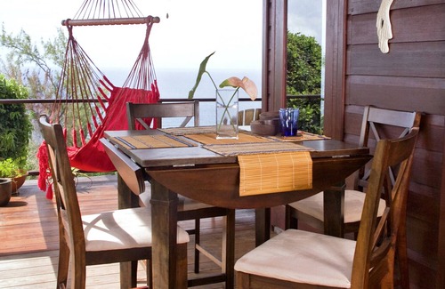 Ragged Point Casa | Una hermosa casa de madera construida entre los árboles con vistas a la costa atlántica.