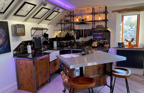 Slyne Apartamento | A beautifully appointed apartment featuring lots of original artwork.
