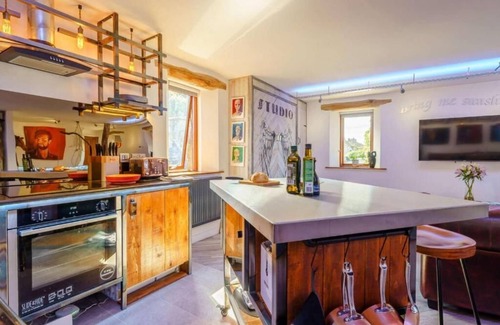 Slyne Apartamento | A beautifully appointed apartment featuring lots of original artwork.